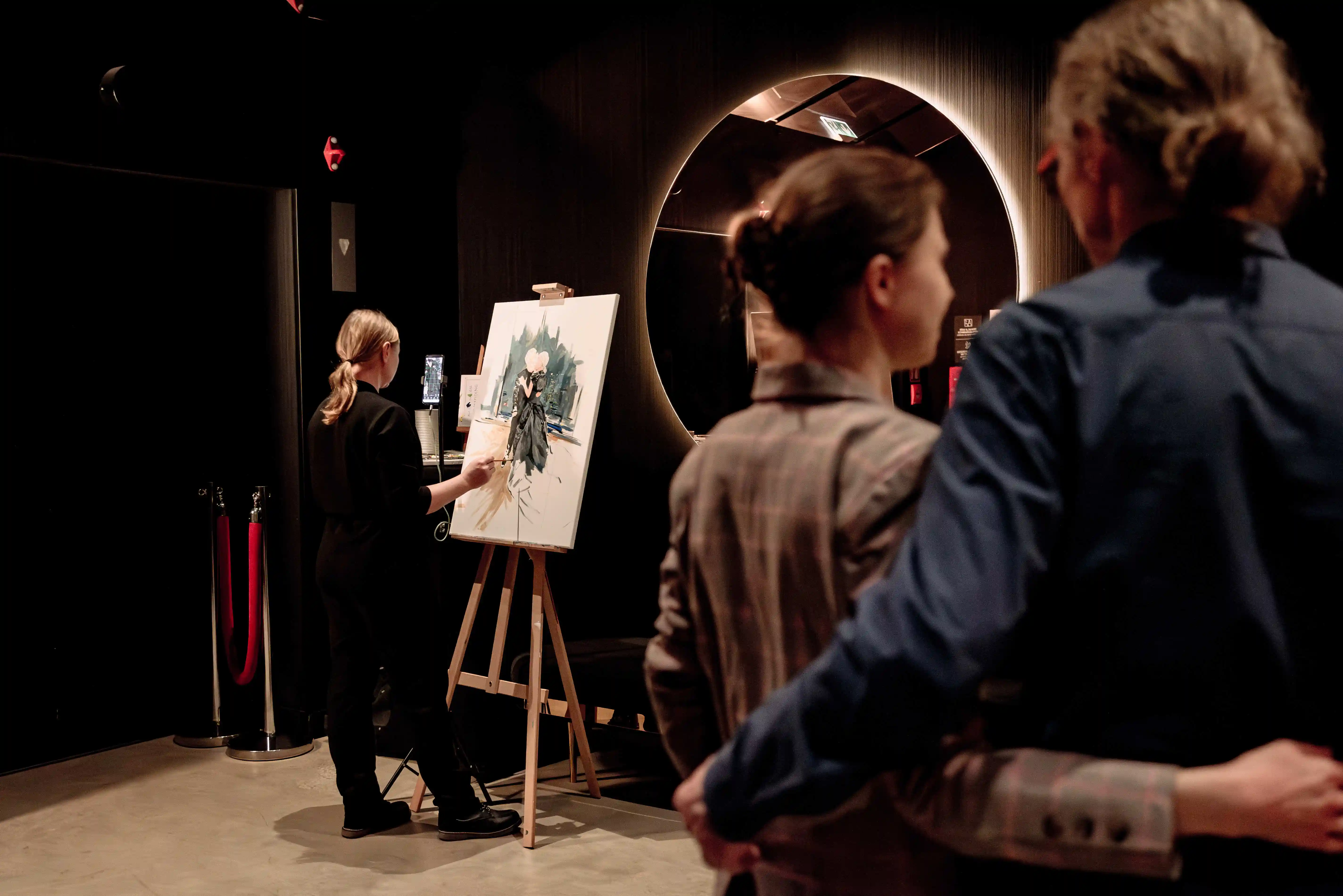 Goście oglądają Jowitę podczas malowania na żywo