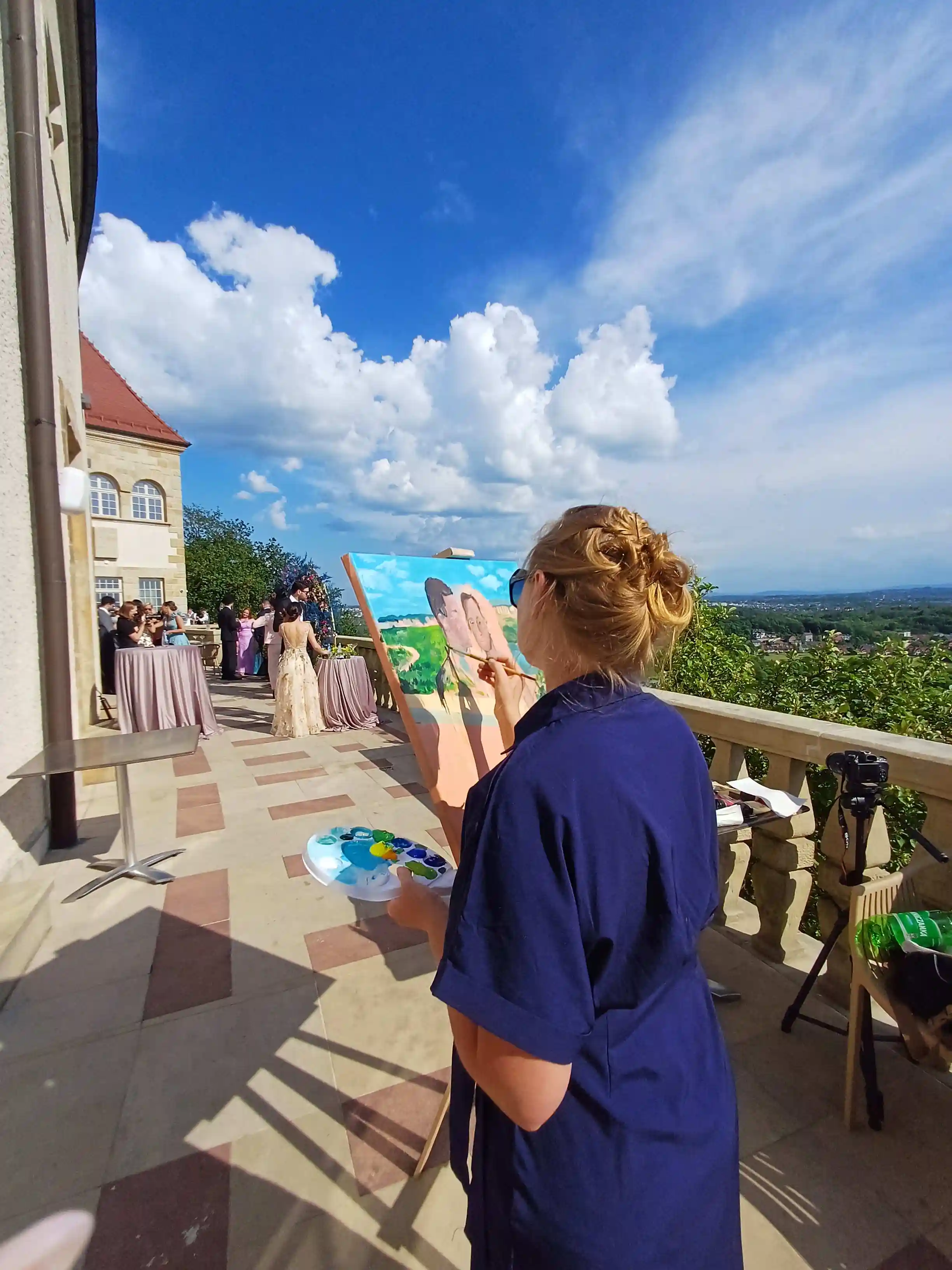 Jowita maluje obraz podczas wesela – sztaluga na tarasie z weselnym tłem