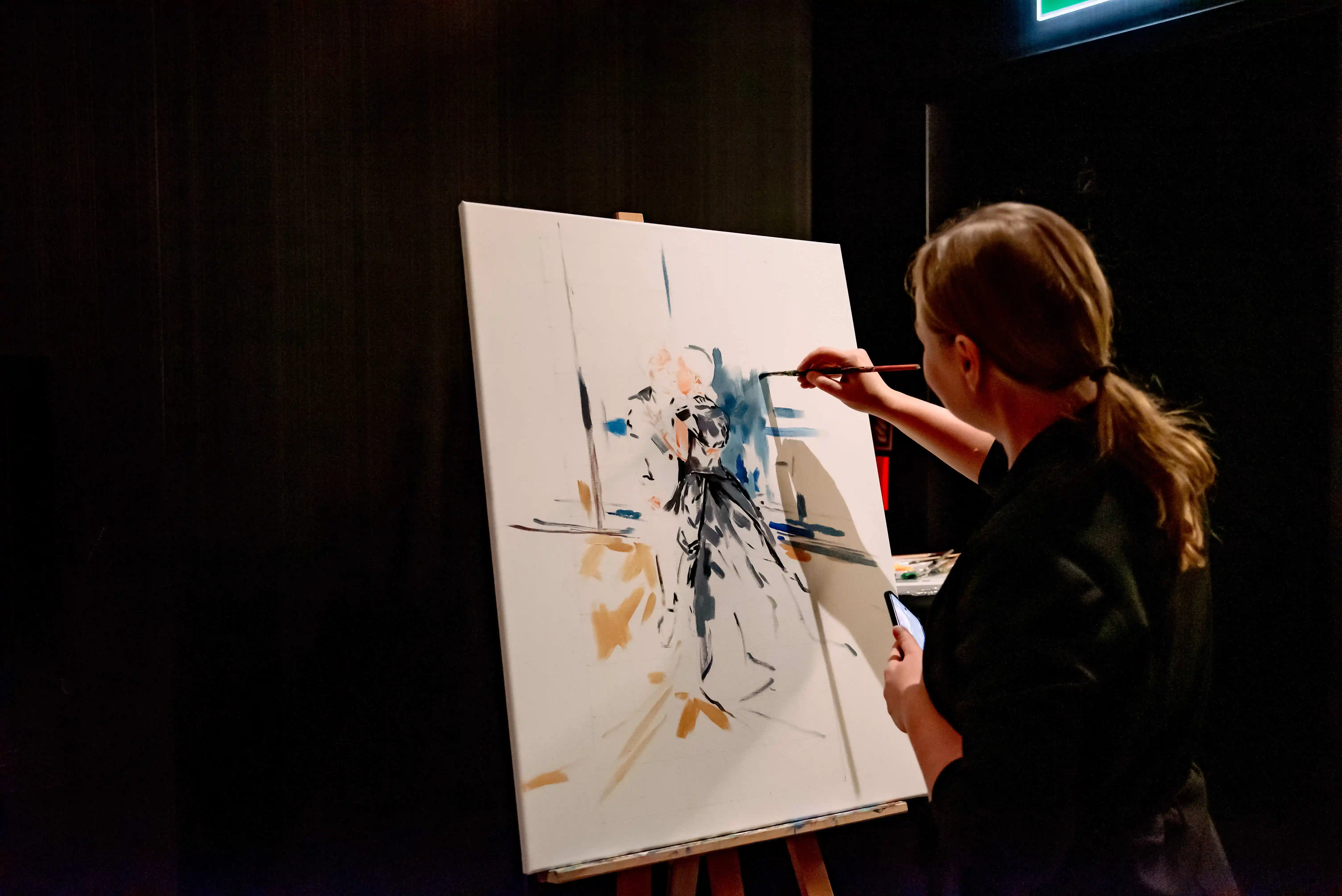 Malowanie na żywo podczas wieczornego przyjęcia