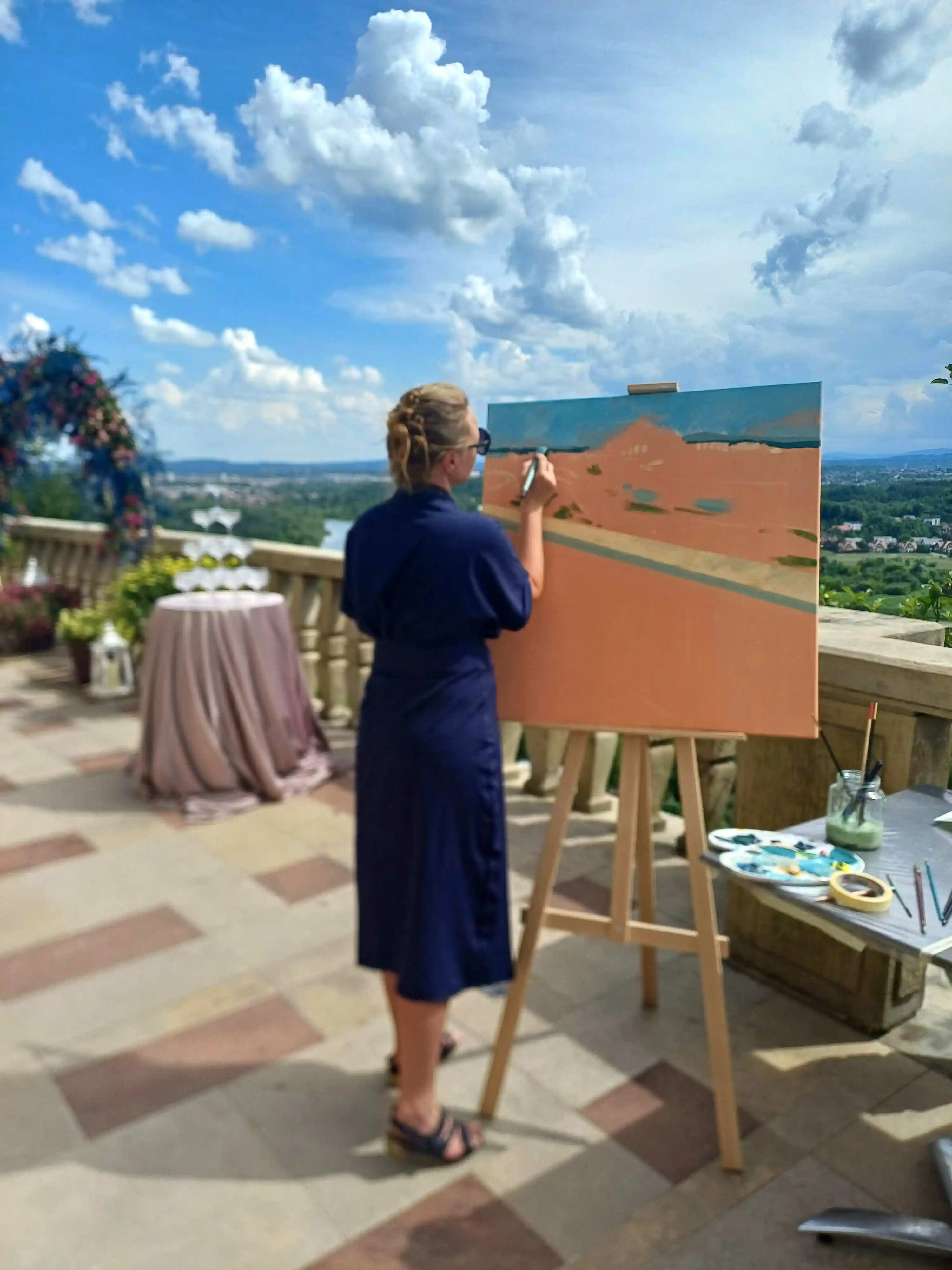 Jowita maluje na tarasie zamku podczas przyjęcia weselnego